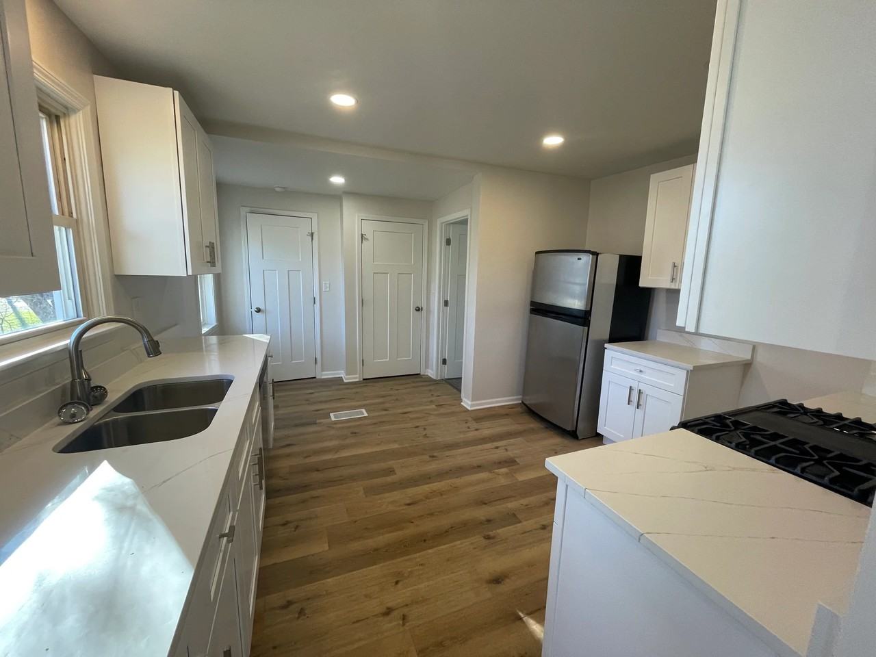 323 N Illinois Ave - Photo 2 of 14