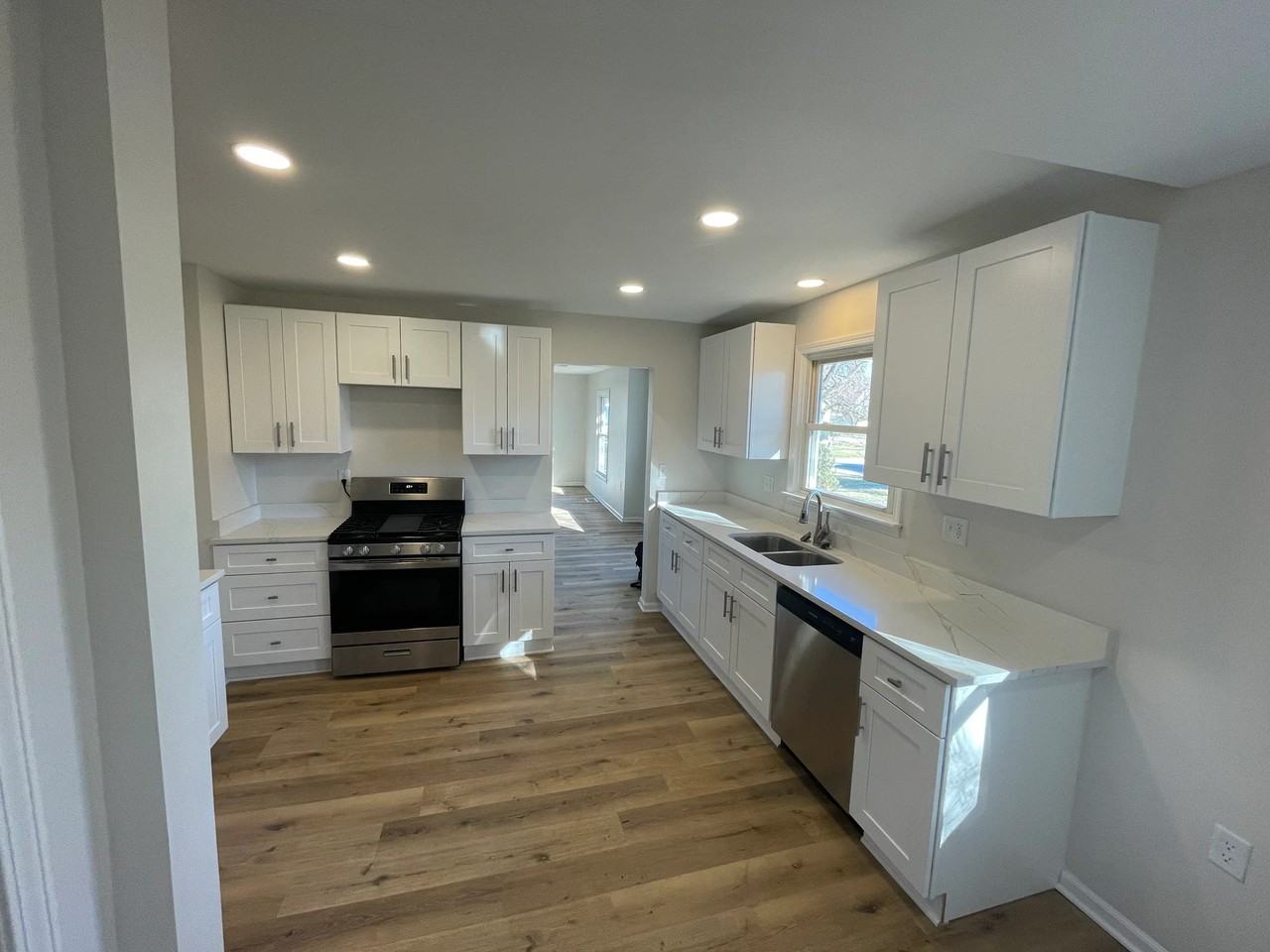 323 N Illinois Ave - Photo 3 of 14