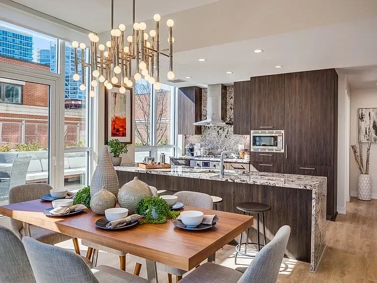 798 N Hudson Ave - Photo 2 of 19