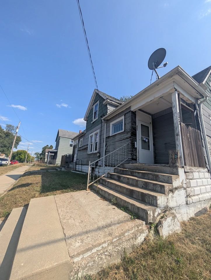 422 S Louisa St - Photo 3 of 17