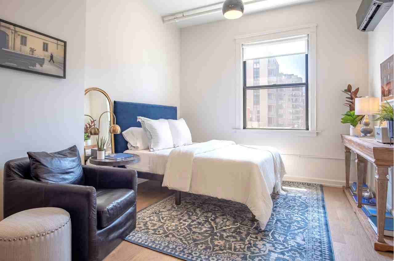 810 N Clark St - Photo 3 of 11