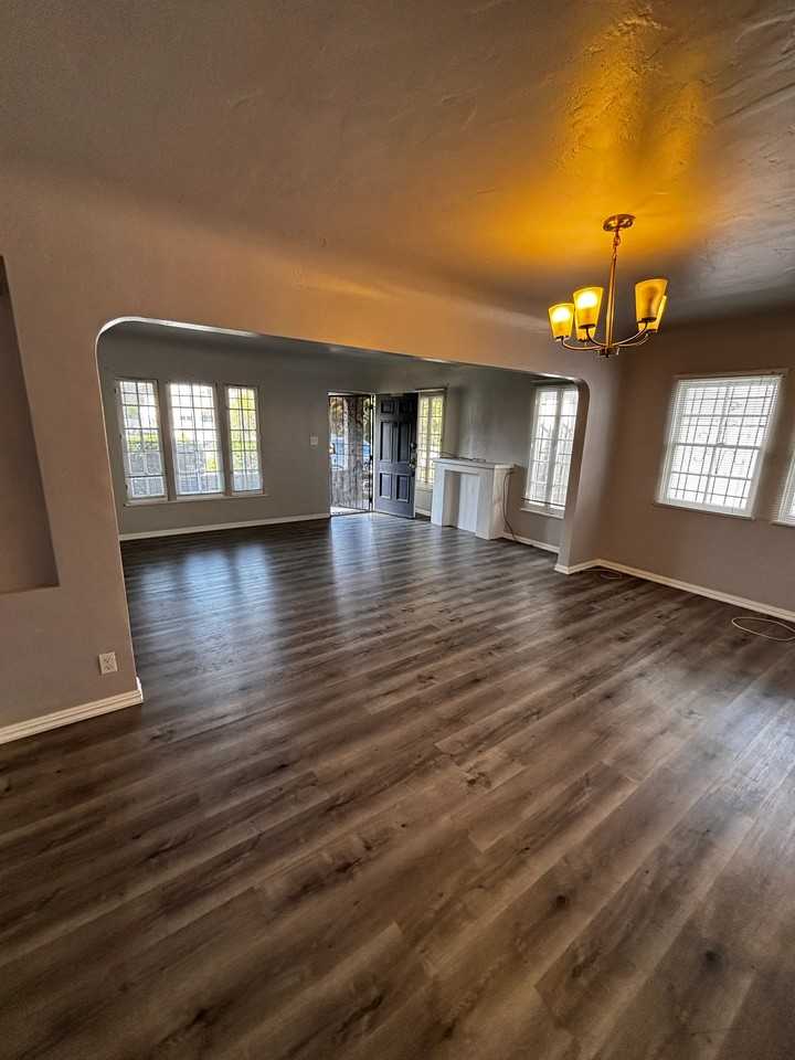 1850 S Curson Ave - Photo 5 of 11