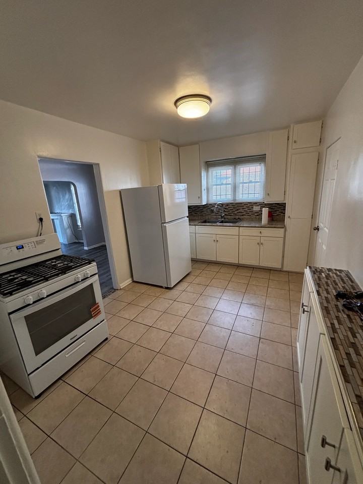 1850 S Curson Ave - Photo 6 of 11