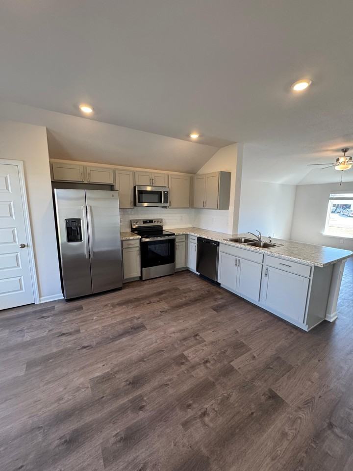 510 N Pear St - Photo 4 of 14