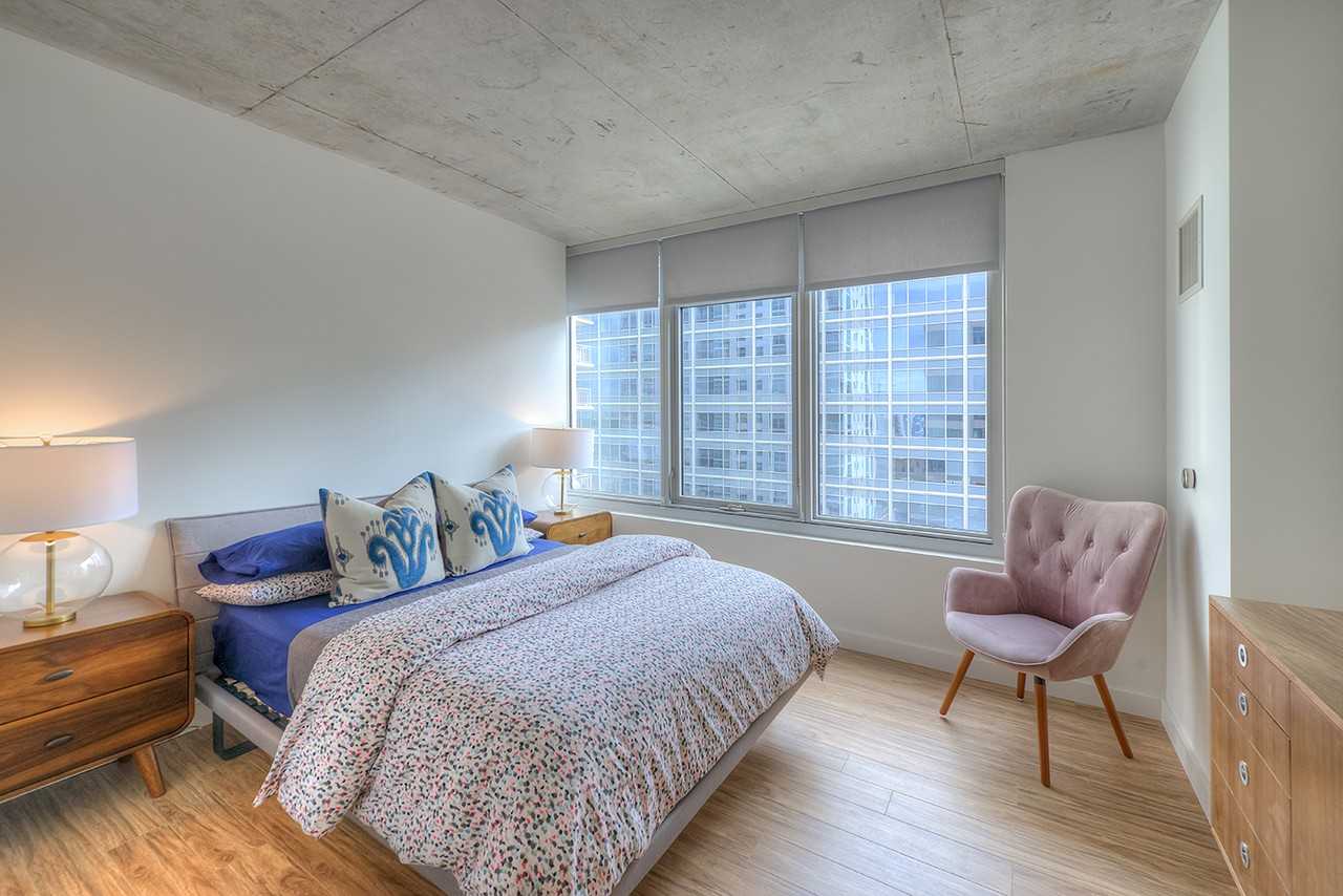 150 N Desplaines St - Photo 7 of 20