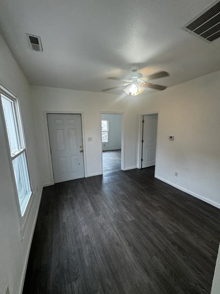 2 Riverside Ct - Photo 3 of 8