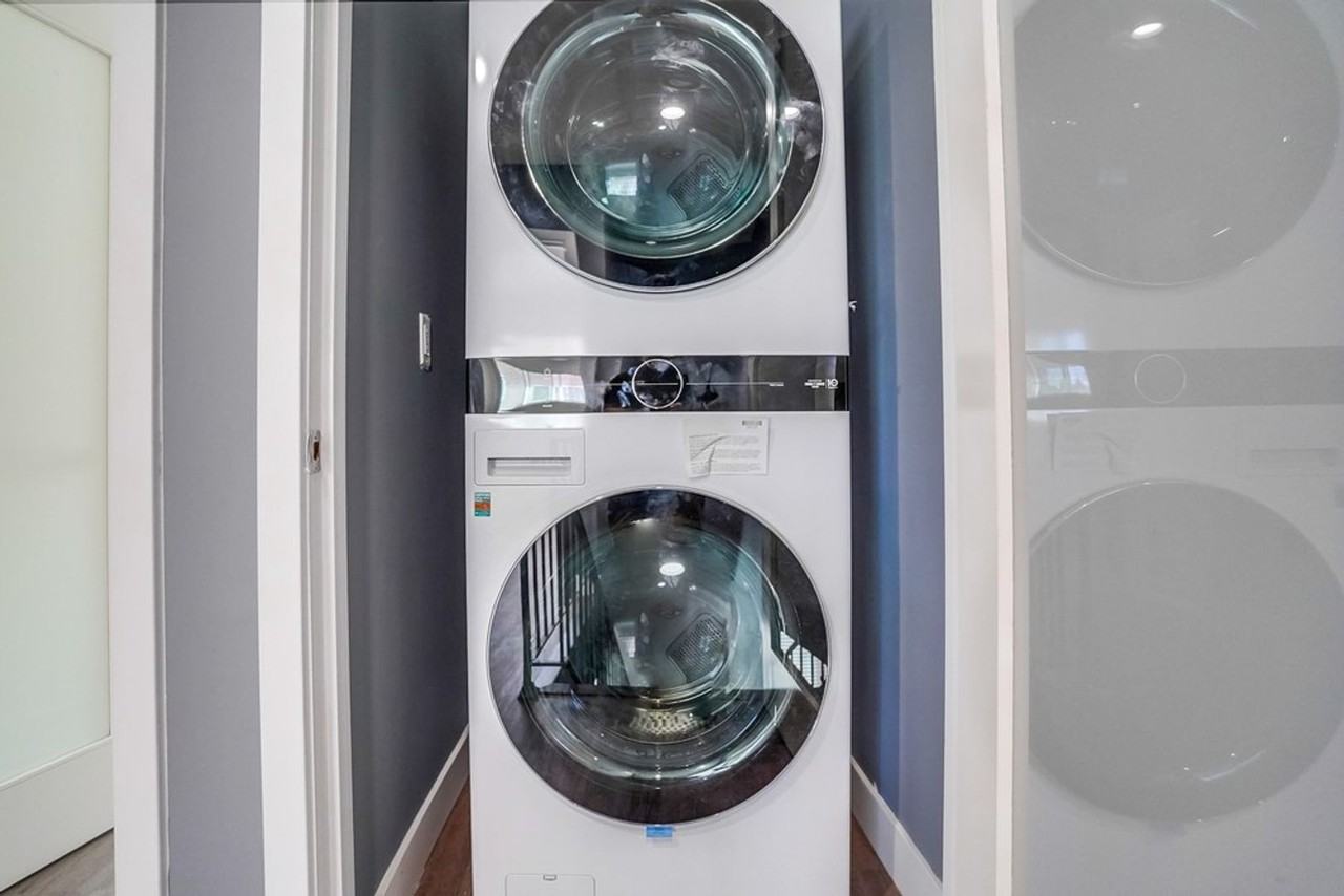 441 W Queen St #04 - Photo 2 of 22