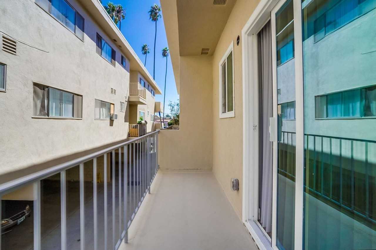 441 W Queen St #04 - Photo 3 of 22