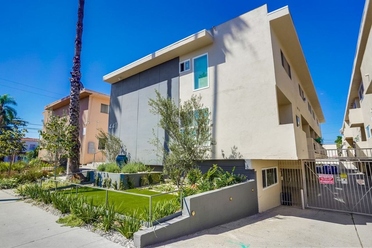 441 W Queen St #04 - Photo 4 of 22