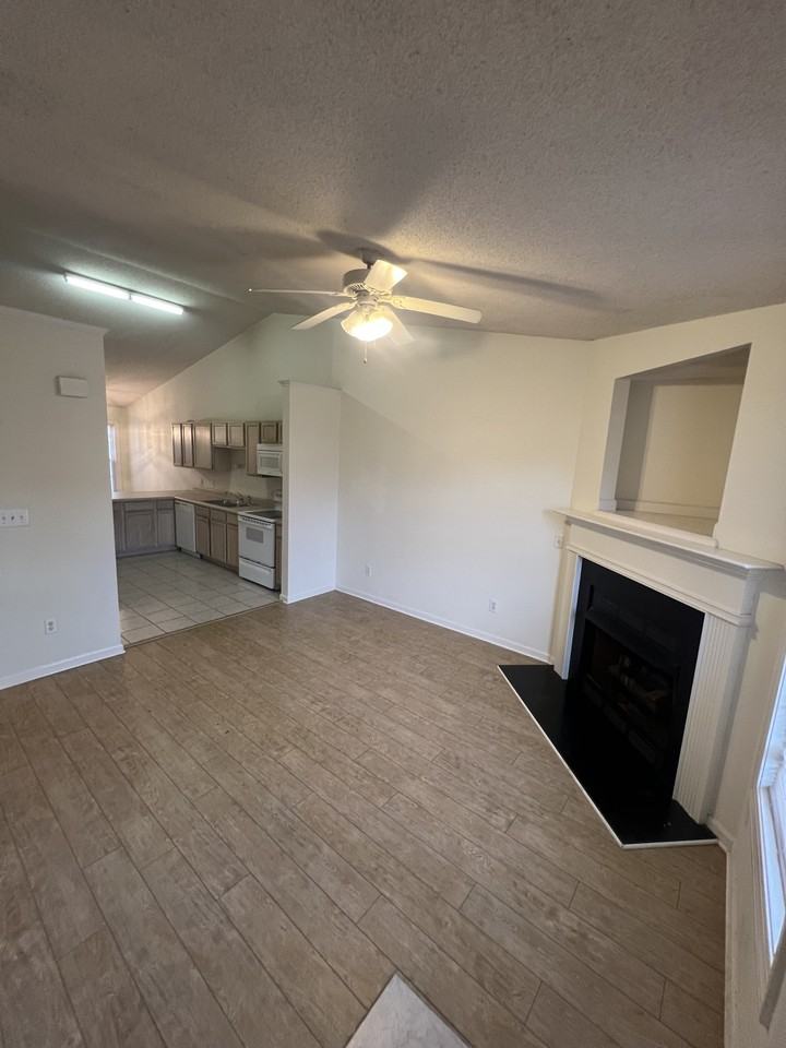 2910 Eastridge Ct - Photo 3 of 12