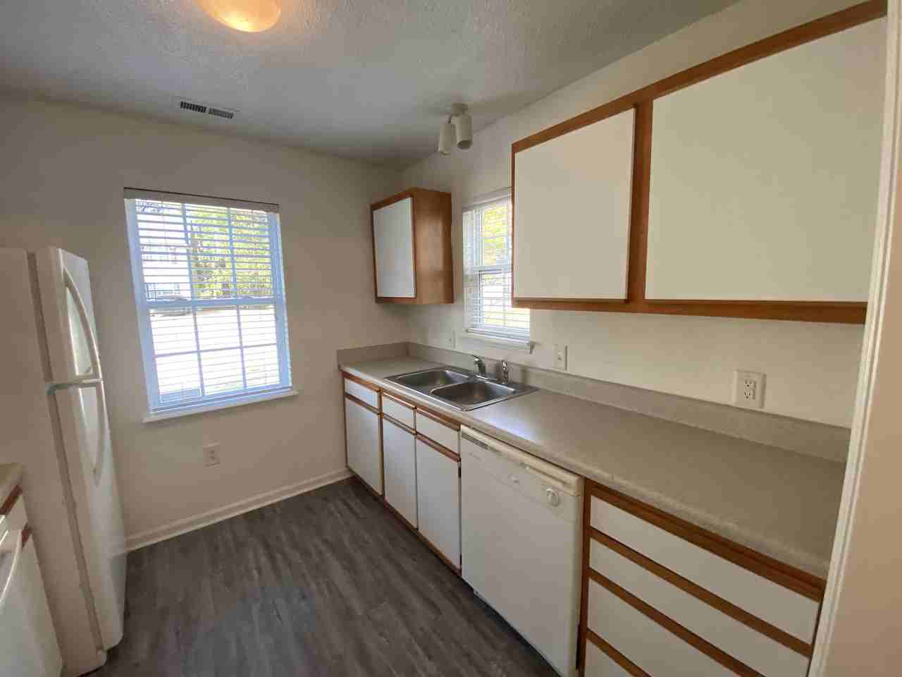 107 Stratford Rd - Photo 4 of 16