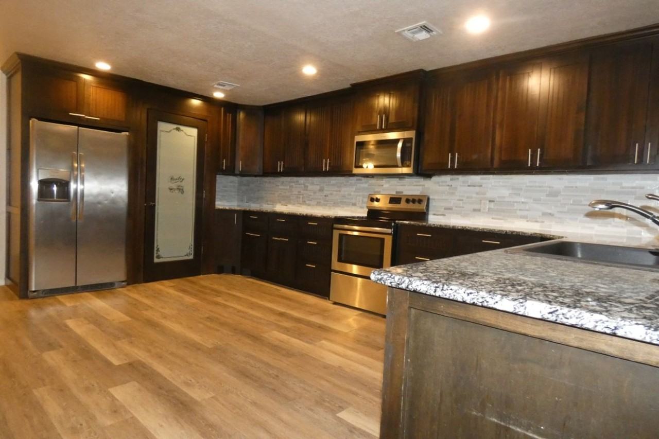 812 E Lake Rd - Photo 3 of 33