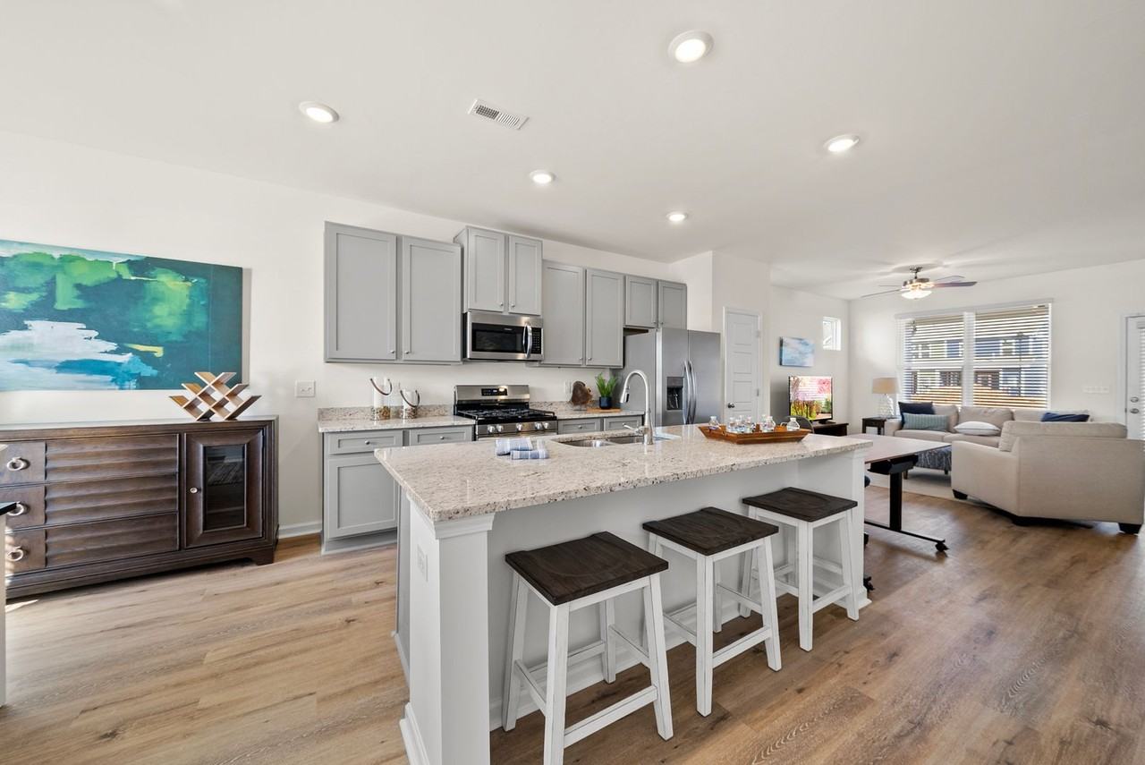 1010 1010 Alma Railway Drive - Photo 5 of 27