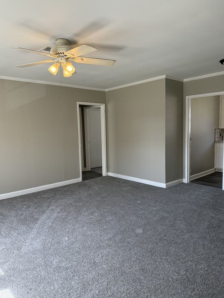 127 Crestview DriveApt 3 #3 - Photo 4 of 15