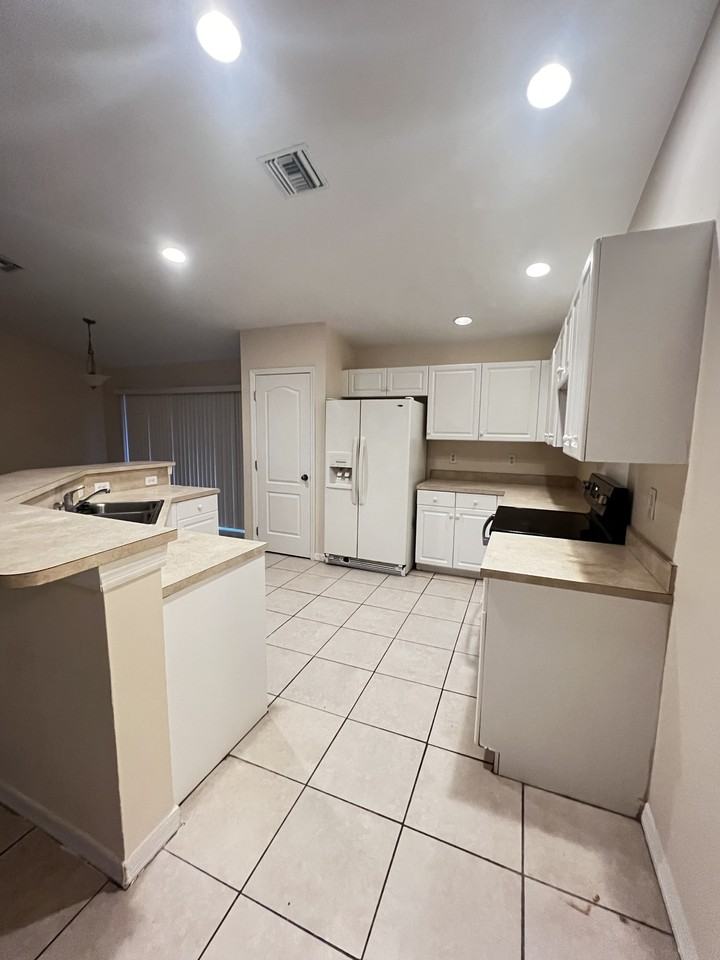 3202 61st Street West - Photo 2 of 13