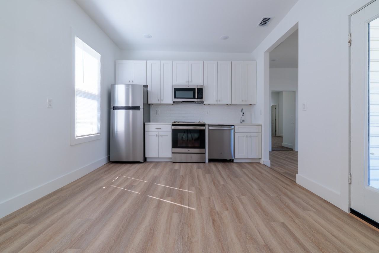 428 East 6th Street - Photo 6 of 26