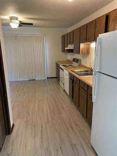 512 Breezy Point Drive - Photo 2 of 6