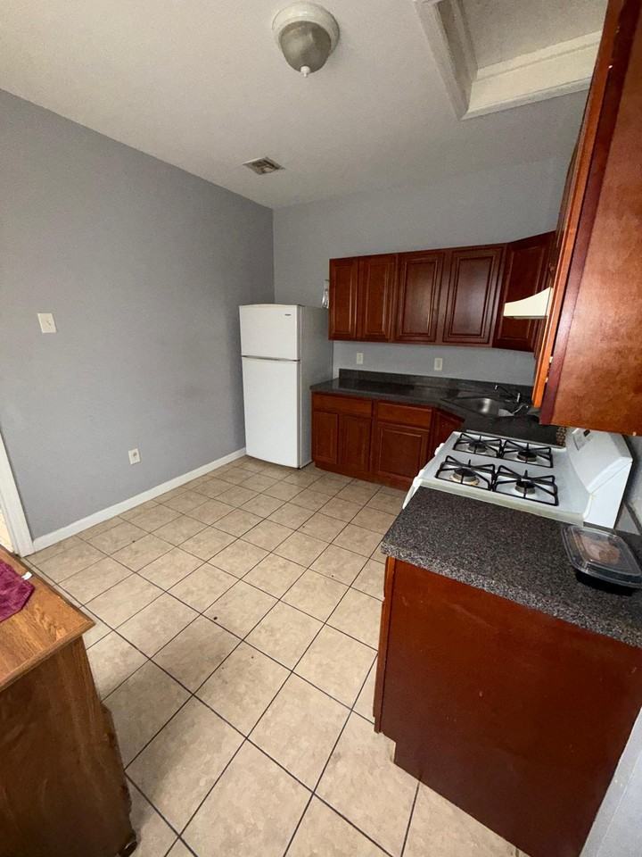 548 Grove Street  / 61 16TH AVE REAL ESTATE LLC - Photo 2 of 9