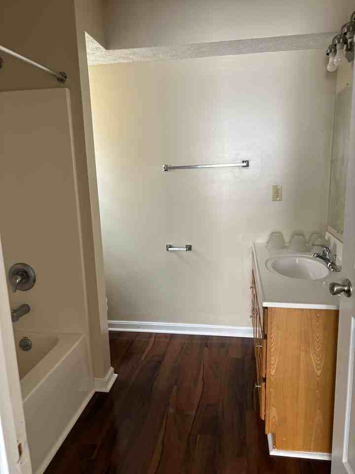 929 Redbud Apartments - Photo 6 of 6