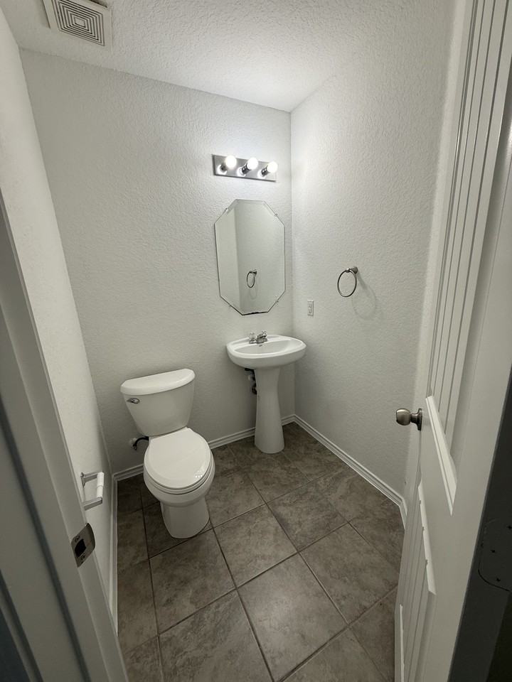 1045 Polmont Ct - Photo 4 of 10