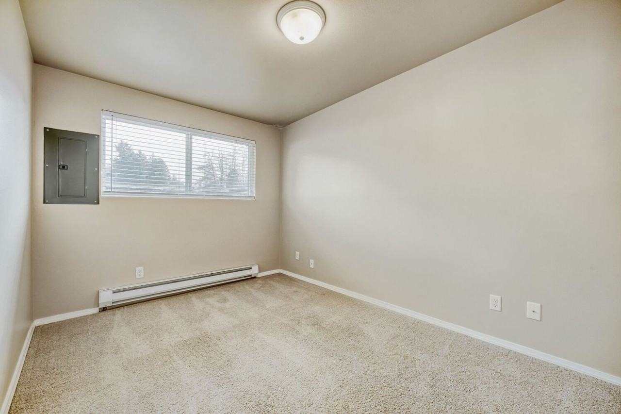639 Kent - Photo 2 of 10