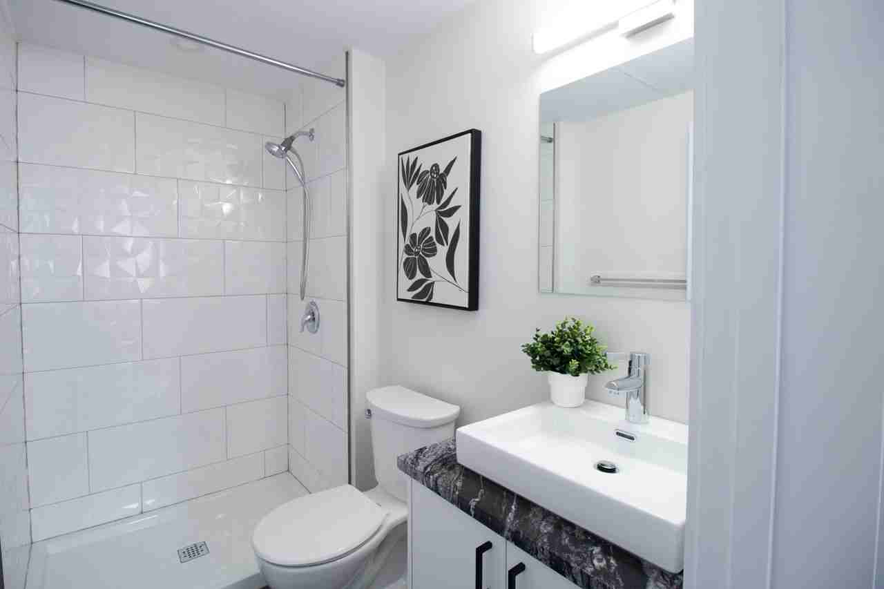 994 Bronson Ave - Photo 7 of 17