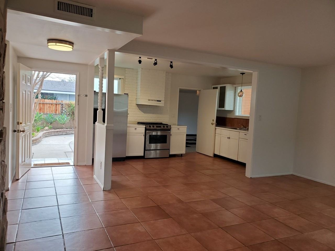 8409 Topanga Canyon Blvd - Photo 4 of 32