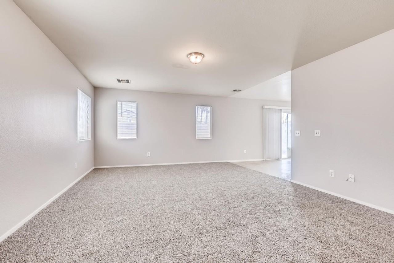 5424 Pepperpike Ave - Photo 2 of 32