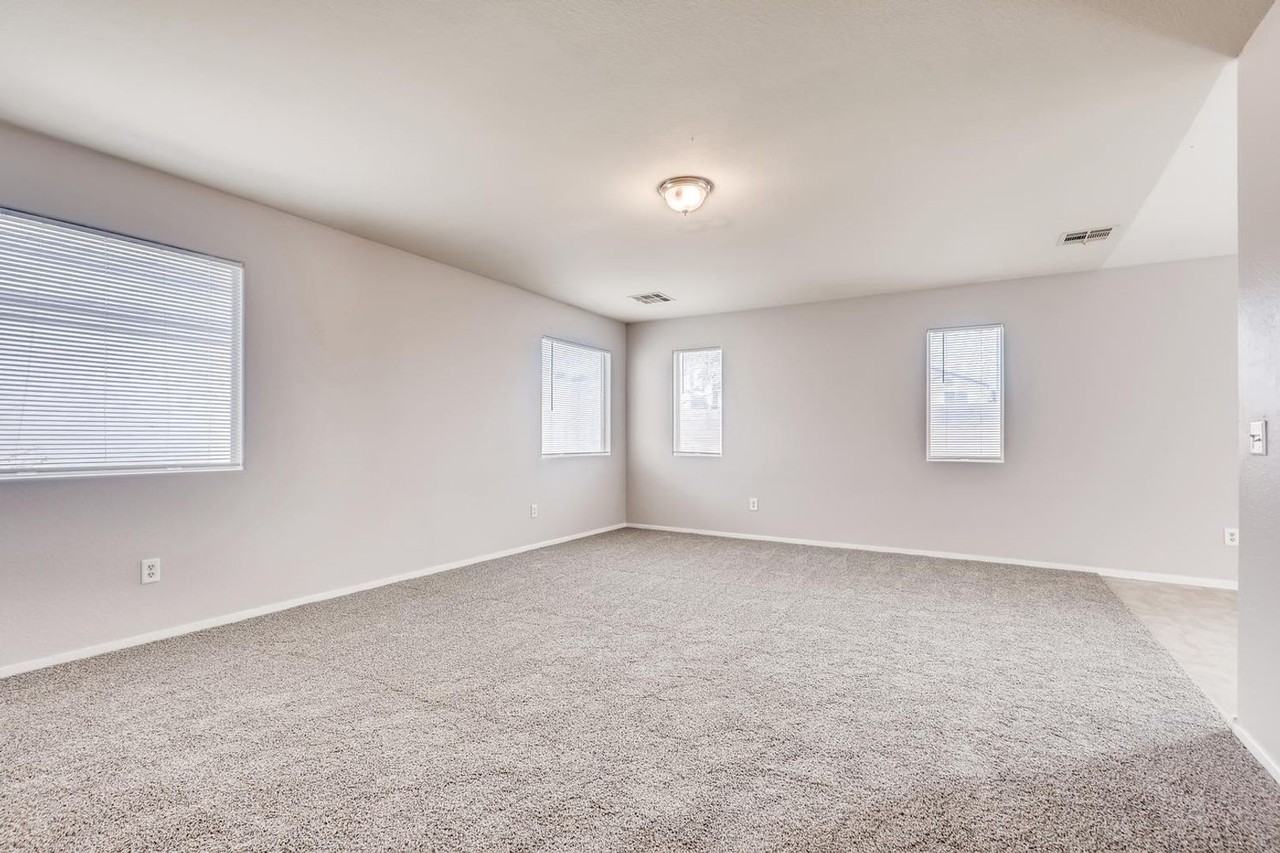 5424 Pepperpike Ave - Photo 3 of 32