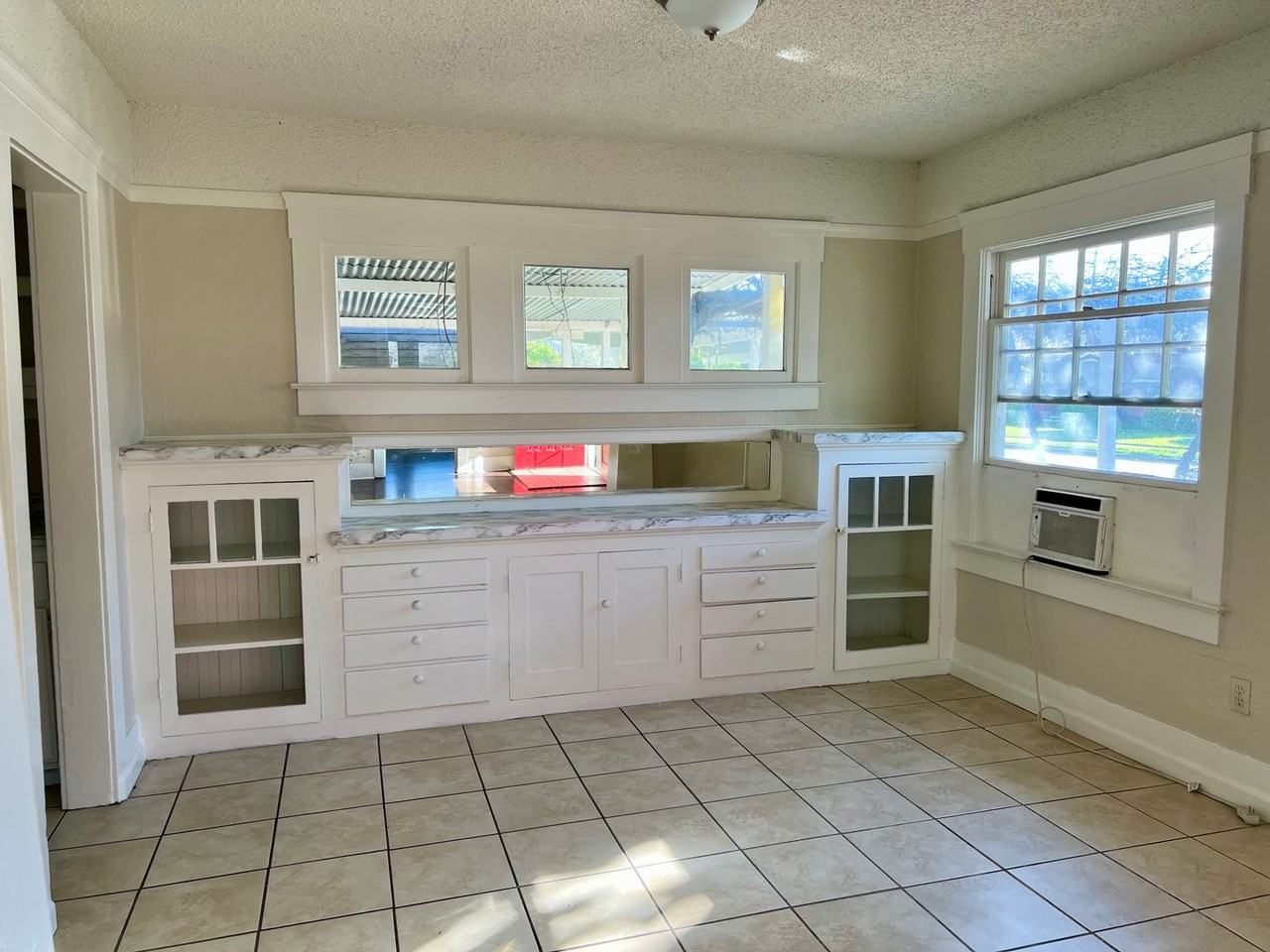 1042 N Harrison Ave - Photo 4 of 13