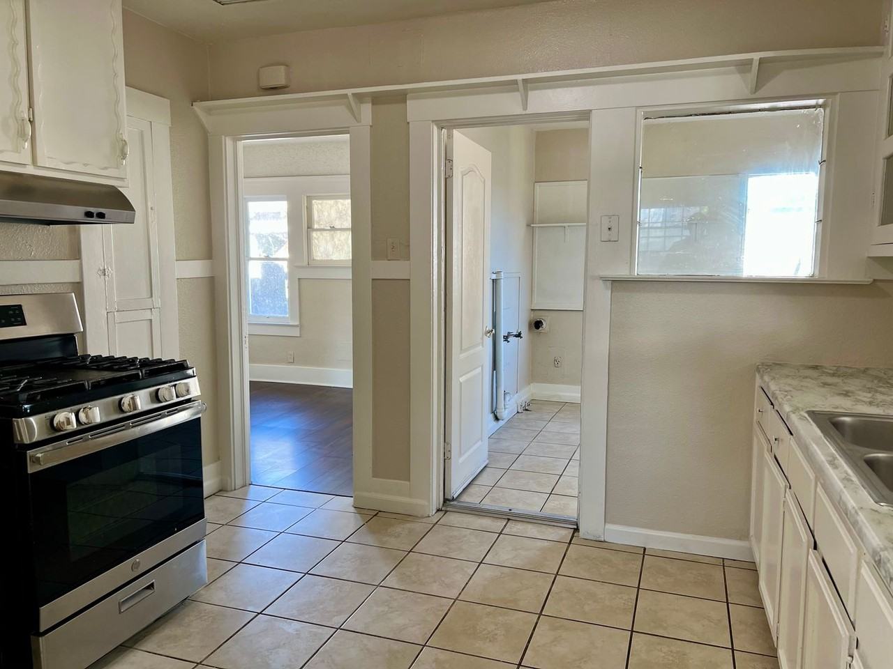 1042 N Harrison Ave - Photo 5 of 13