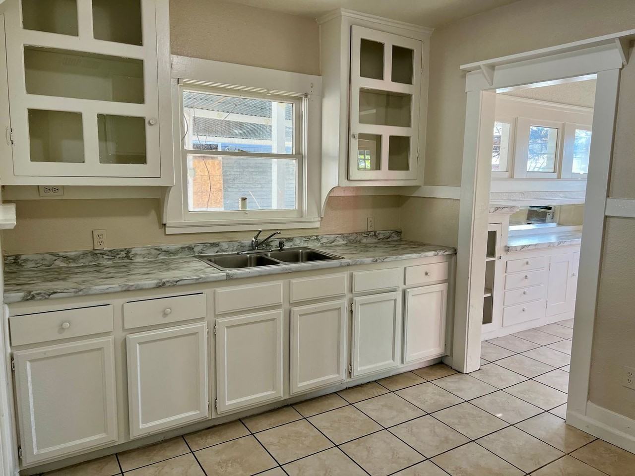 1042 N Harrison Ave - Photo 6 of 13
