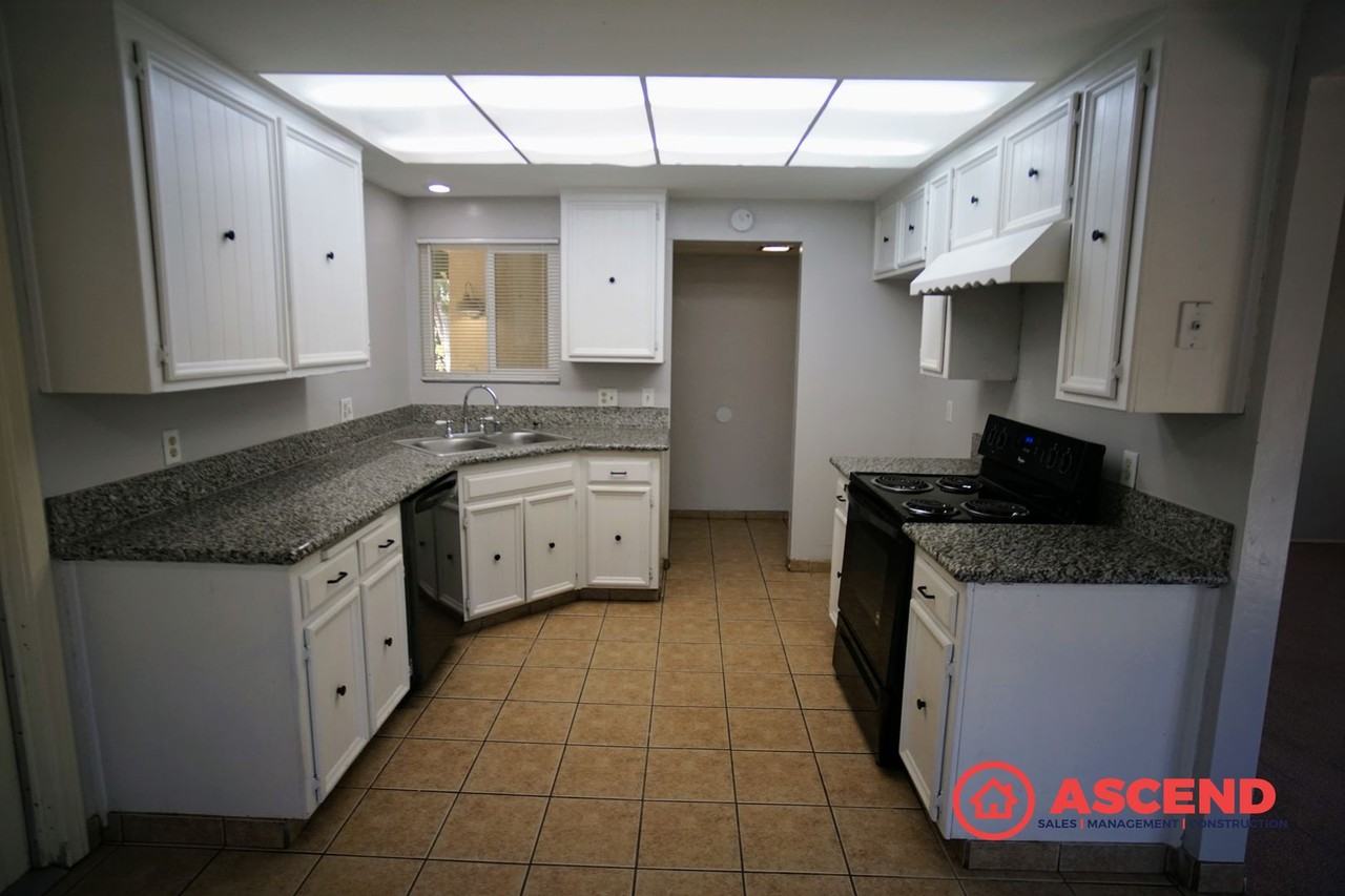 5104 Belcrest Ave - Photo 5 of 14