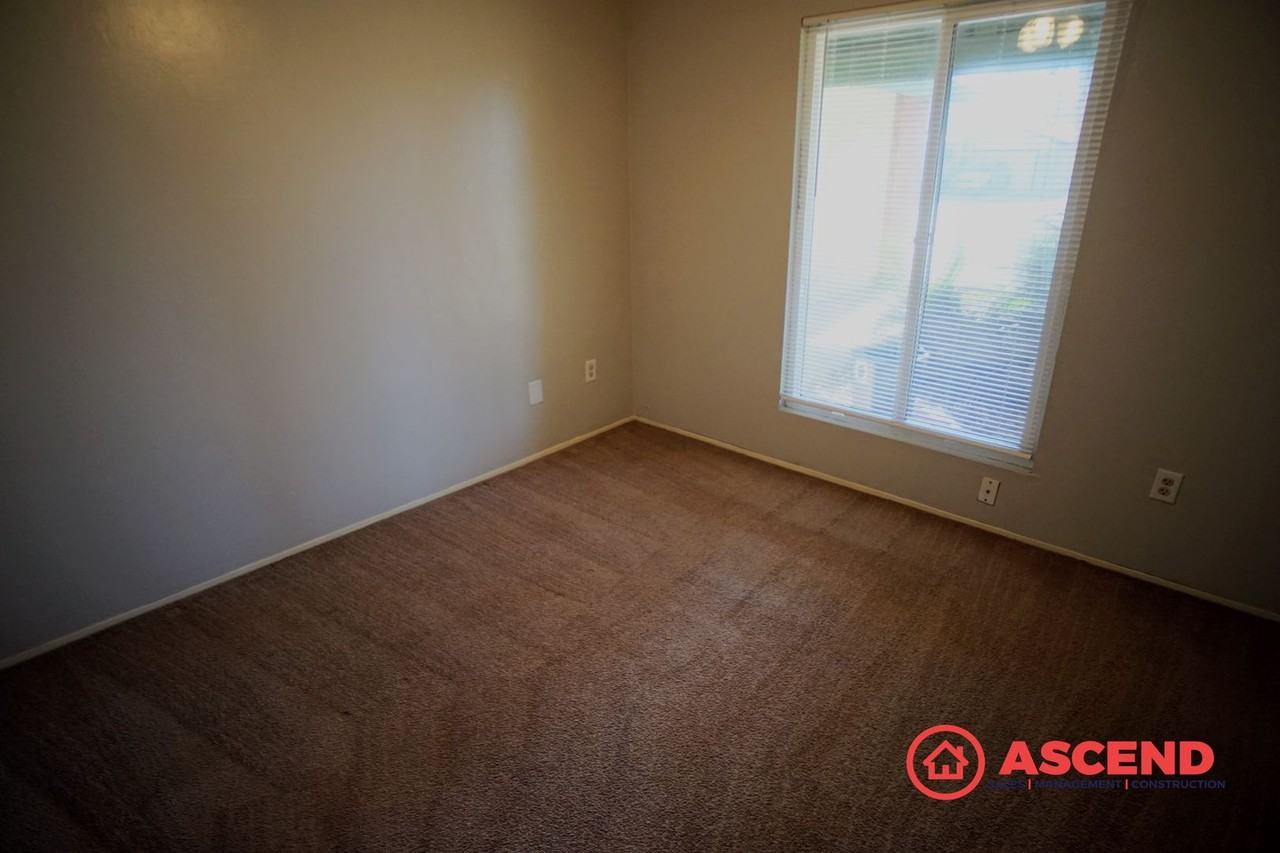 5104 Belcrest Ave - Photo 7 of 14