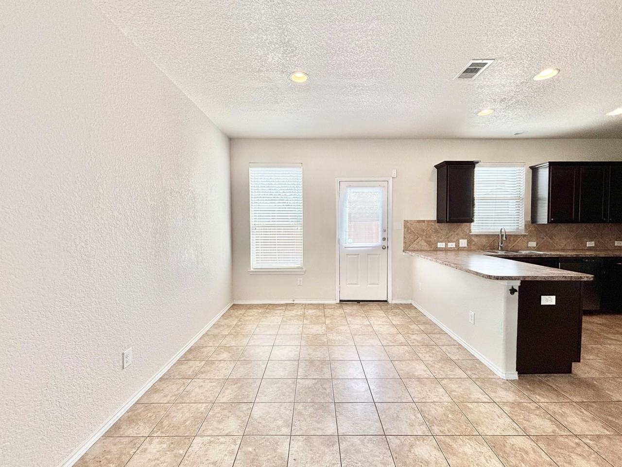 3314 Candleside Dr - Photo 3 of 24