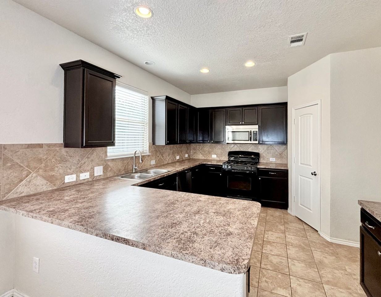 3314 Candleside Dr - Photo 4 of 24