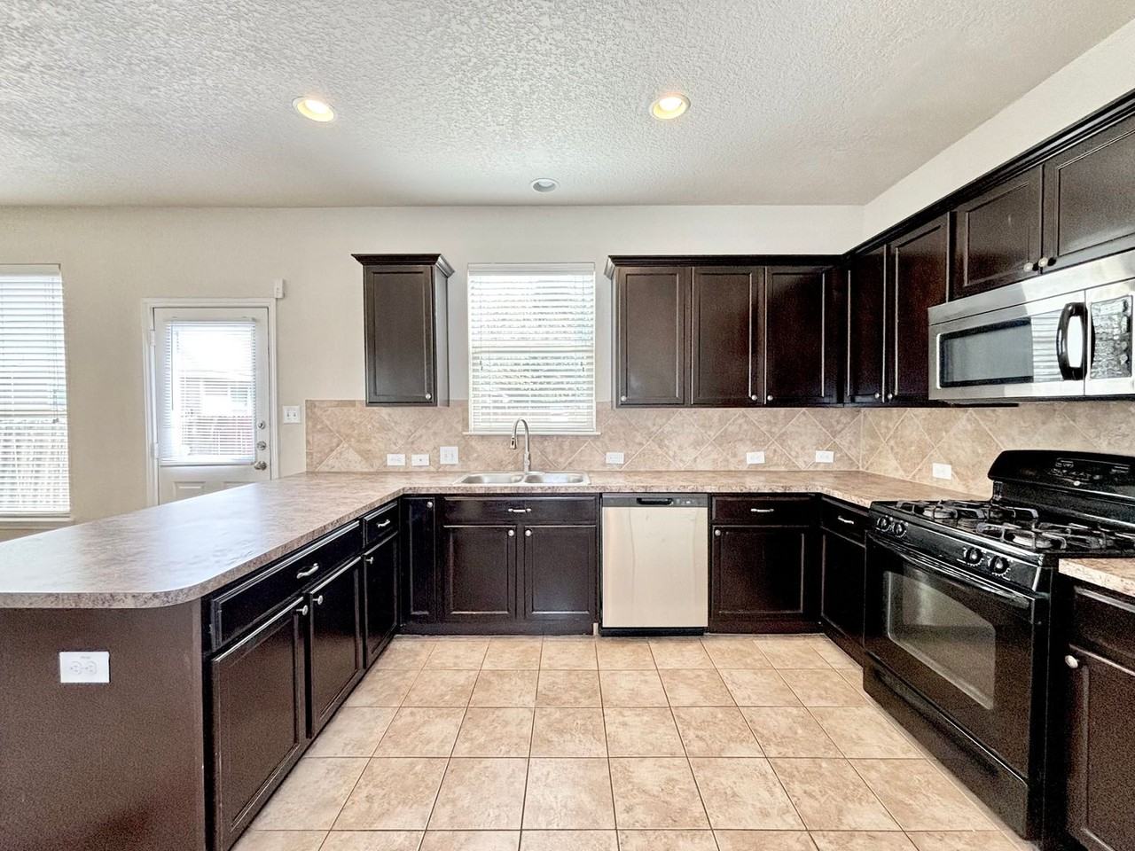 3314 Candleside Dr - Photo 5 of 24