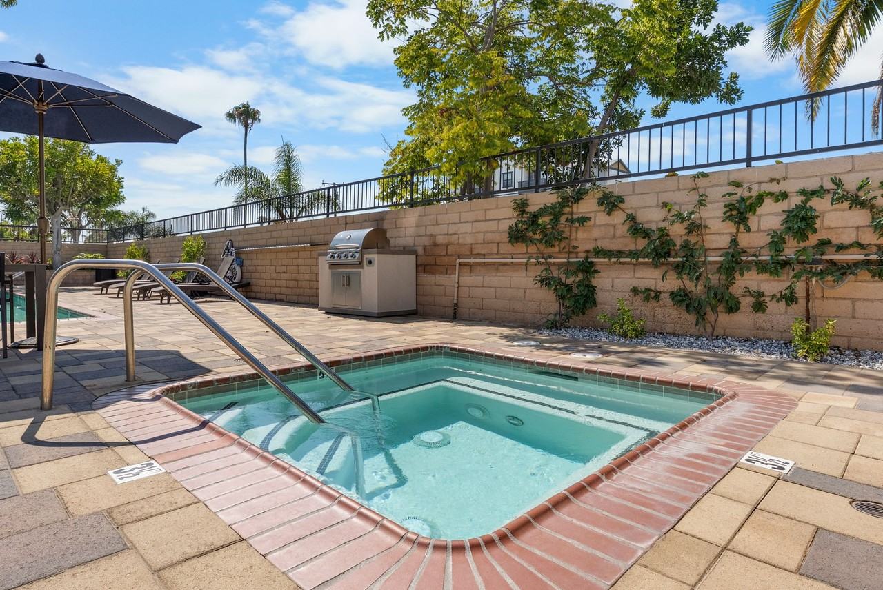 Beachpoint Apartments - Photo 5 of 33