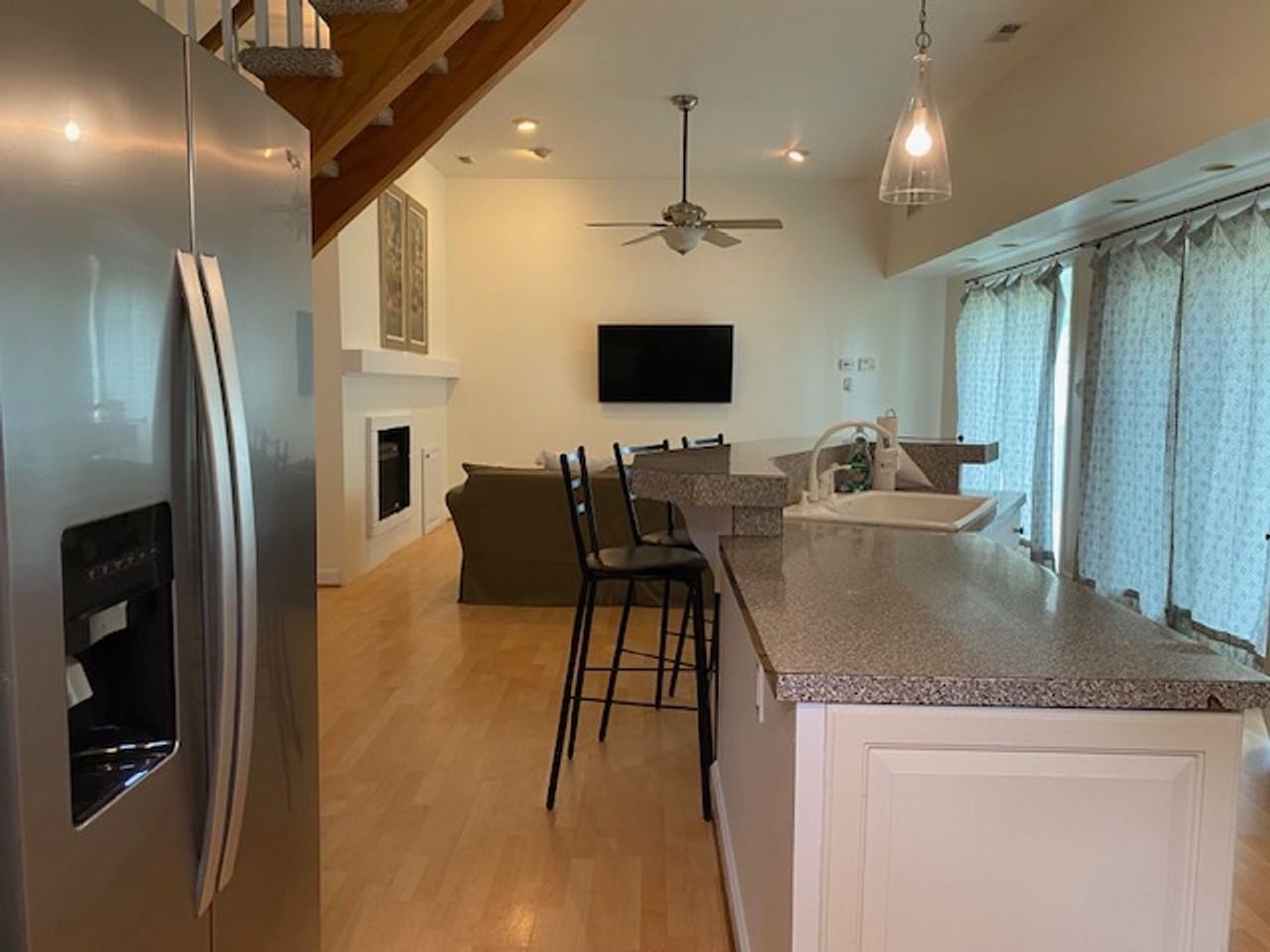 1420 Riverside Dr - Photo 4 of 39