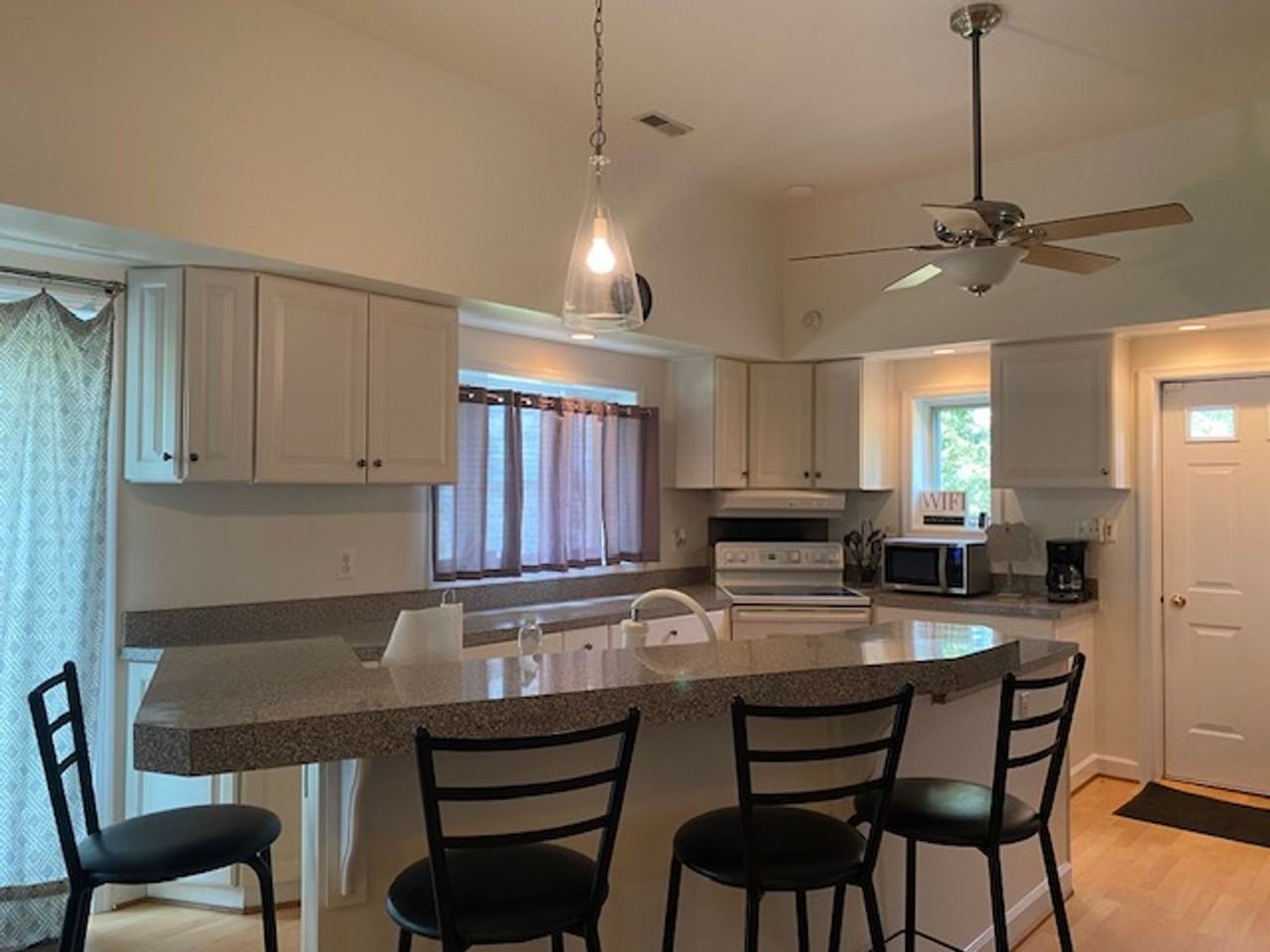 1420 Riverside Dr - Photo 5 of 39