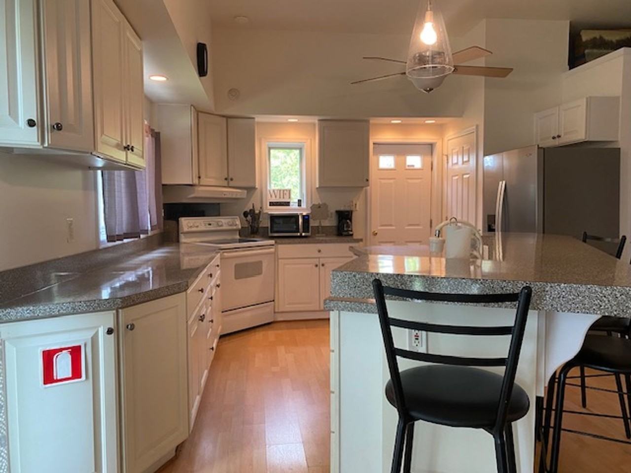 1420 Riverside Dr - Photo 6 of 39