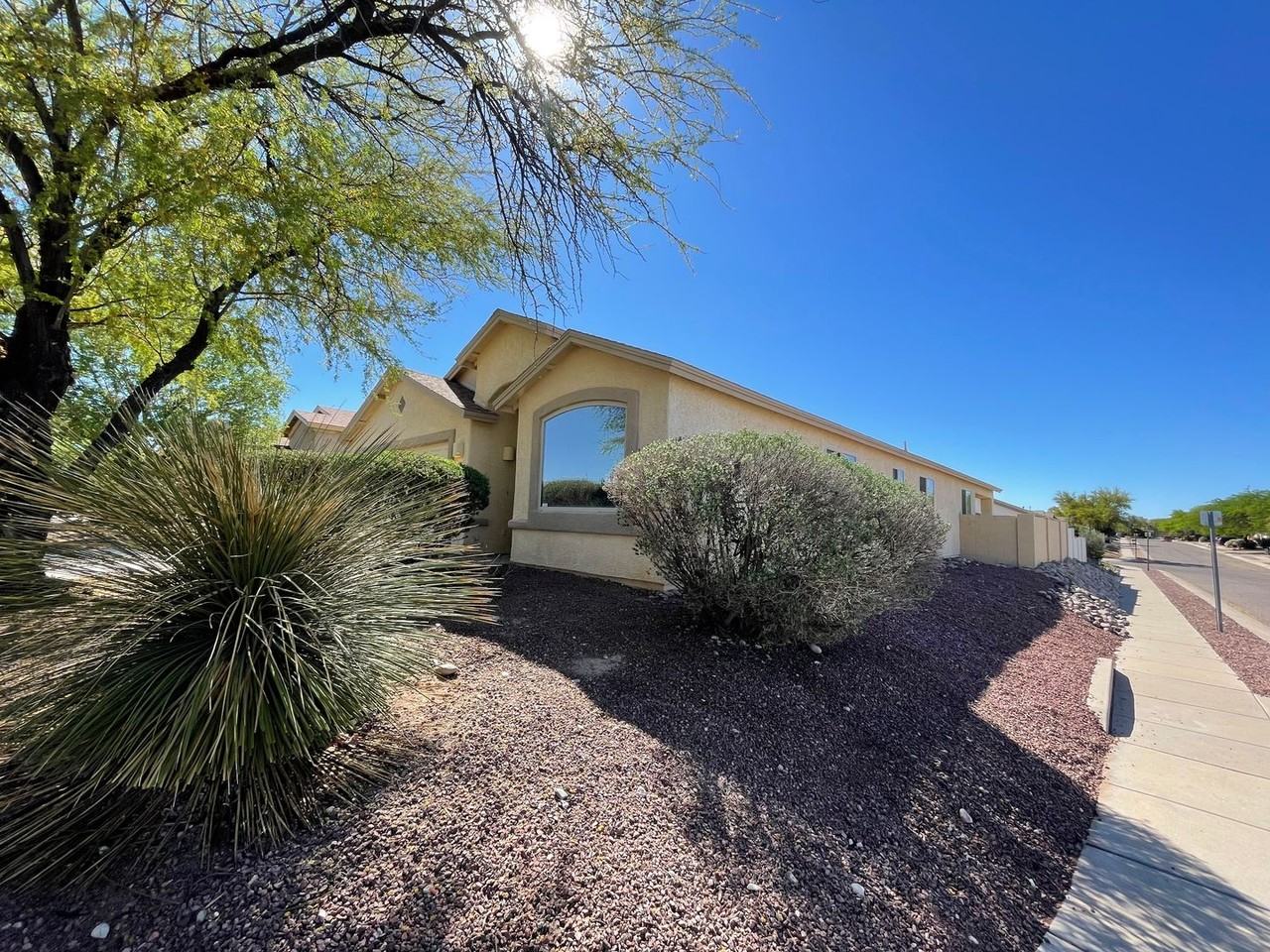 10426 E Yakima St - Photo 2 of 26