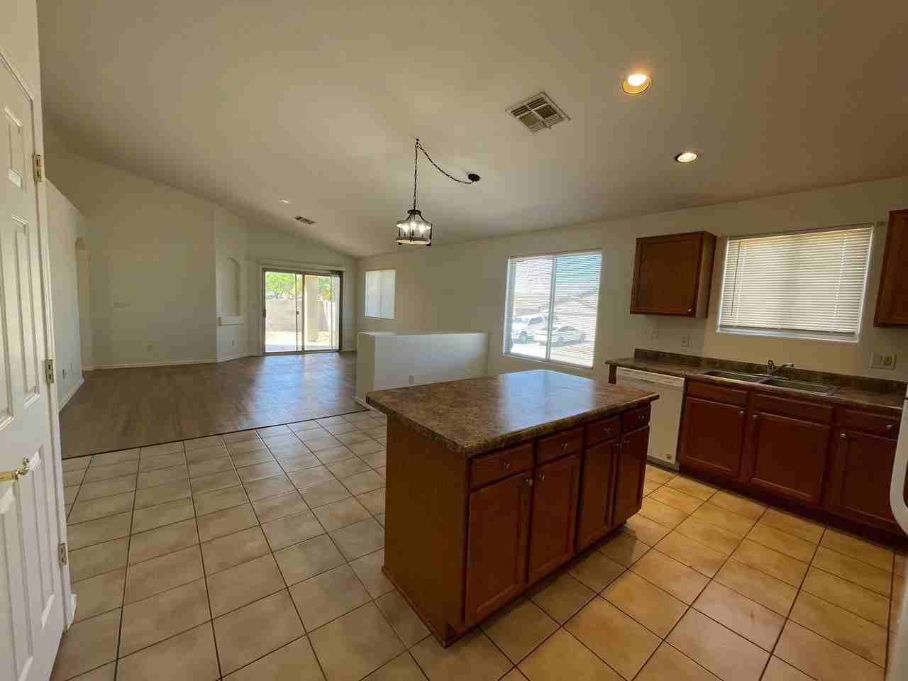 10426 E Yakima St - Photo 7 of 26