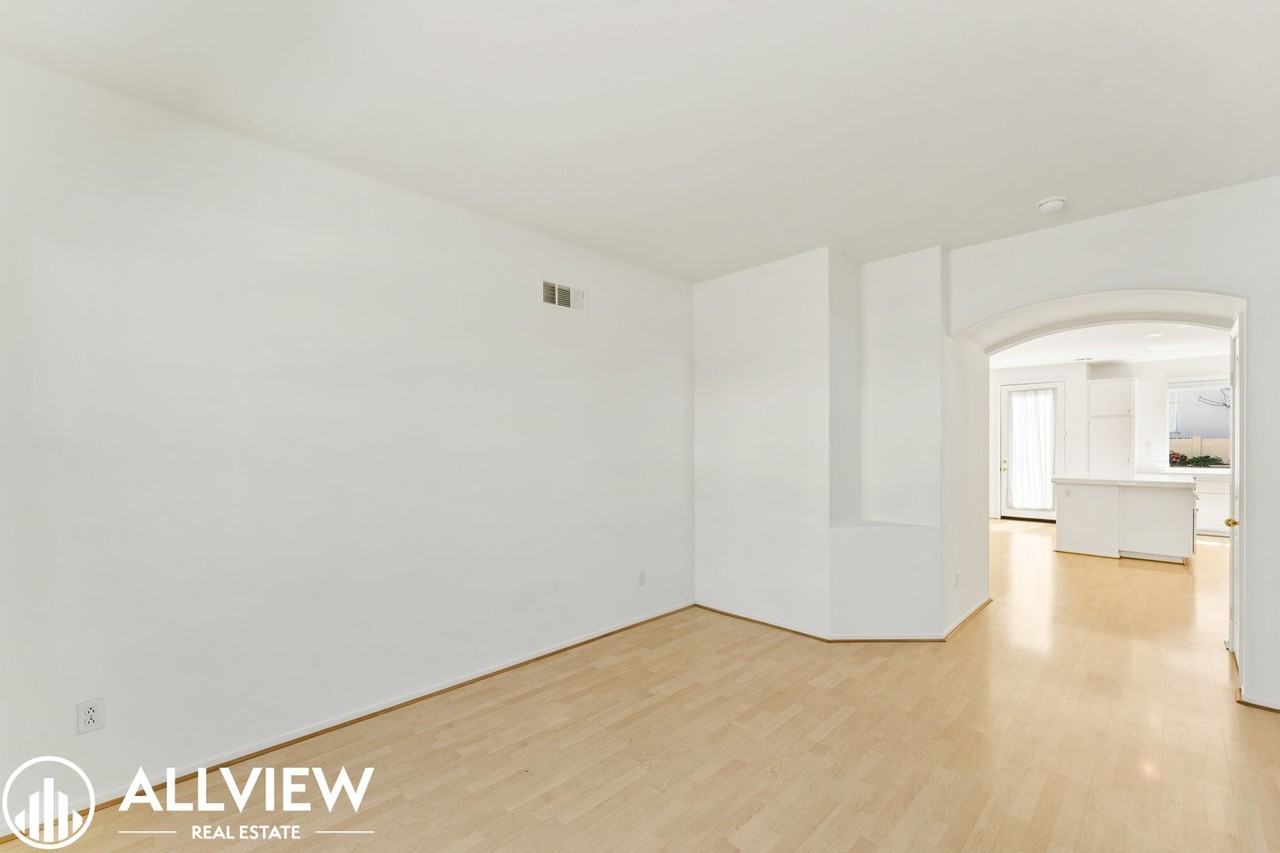 31 Dahlia - Photo 3 of 34