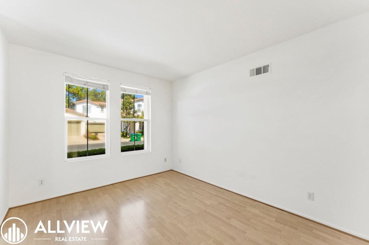 31 Dahlia - Photo 4 of 34