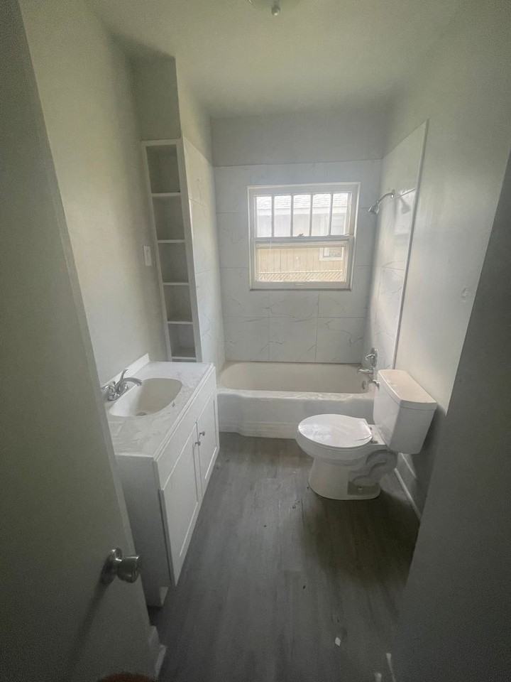 1142 Grape St - Photo 3 of 10