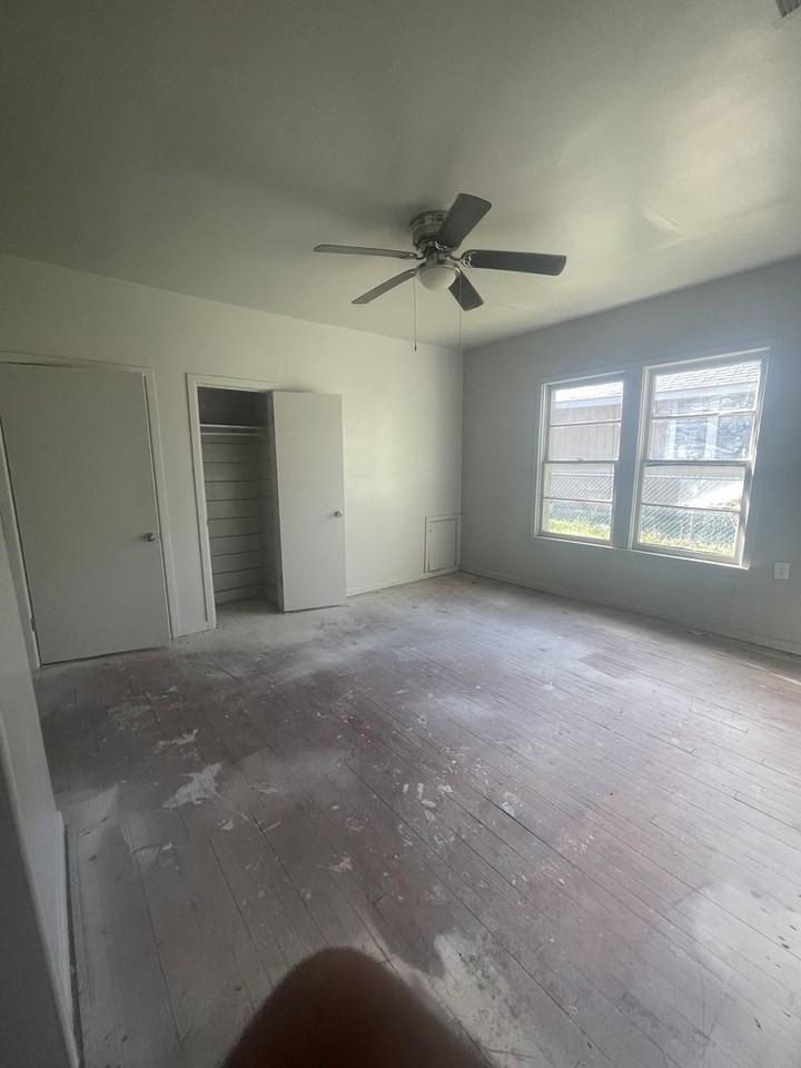 1142 Grape St - Photo 5 of 10