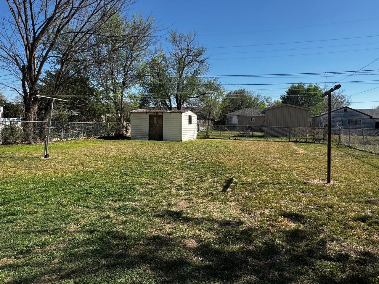 1804 Nw Hoover Ave - Photo 2 of 10