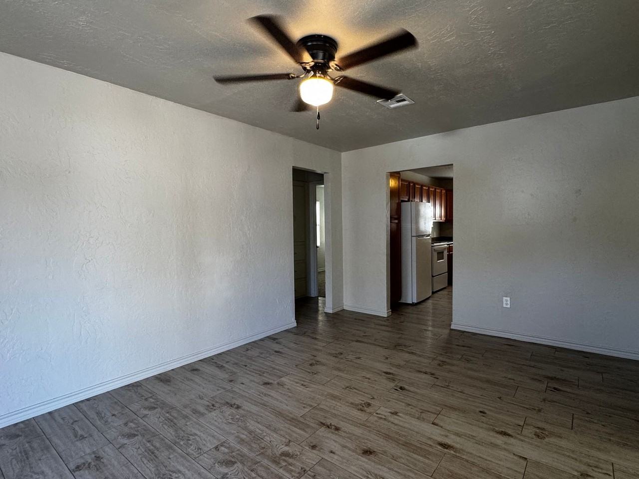 1804 Nw Hoover Ave - Photo 3 of 10