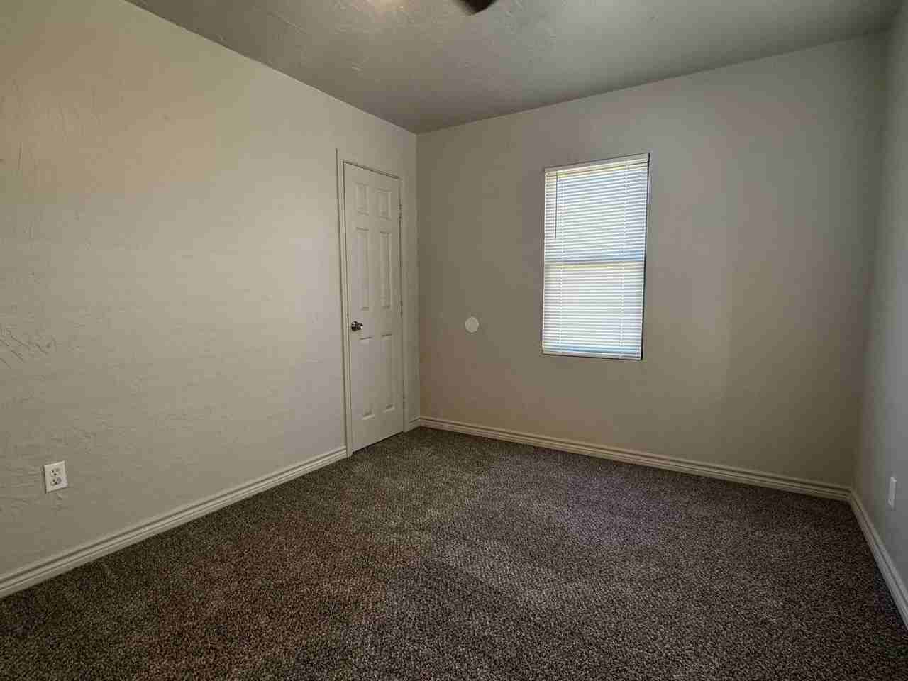 1804 Nw Hoover Ave - Photo 4 of 10